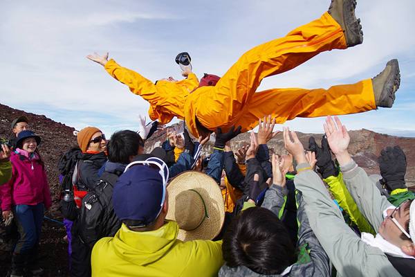 富士山頂で感謝の胴上げ！