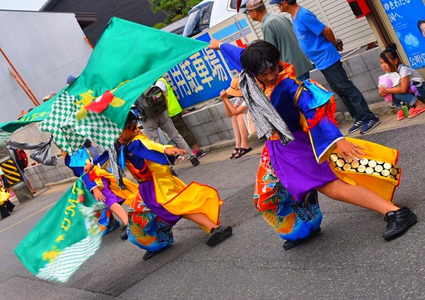 男性は旗を使って踊ります！