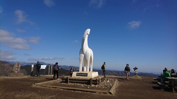 陣馬山の白馬が青空に映えます。