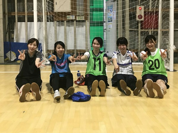 女性メンバーも楽しくフットサル