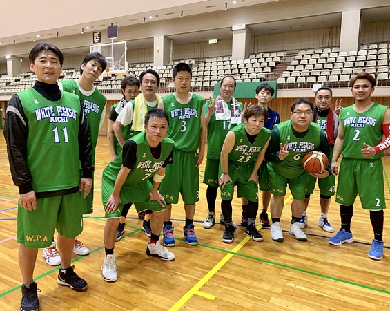 勝利の余韻に浸りつつ記念撮影