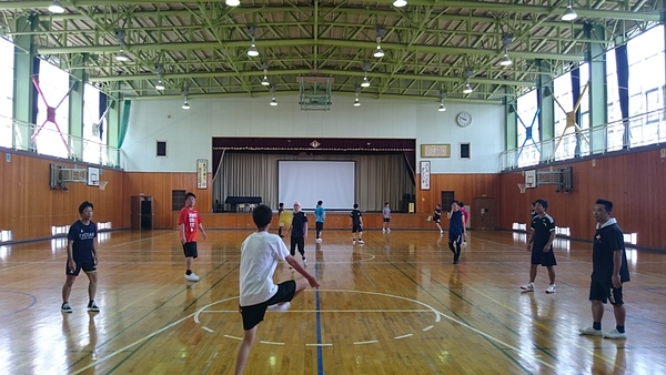 中学生から社会人まで混ざって球