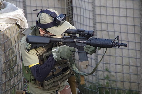 しっかり構えて撃ちます。