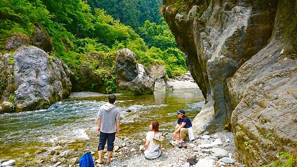 途中で川遊び