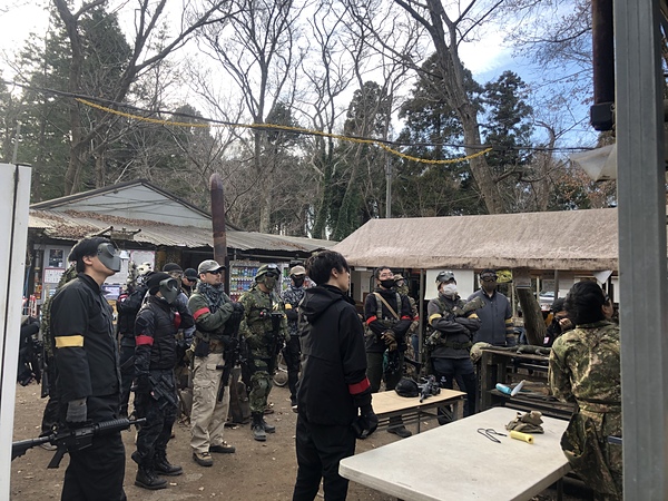 シールズにてブリーフィング