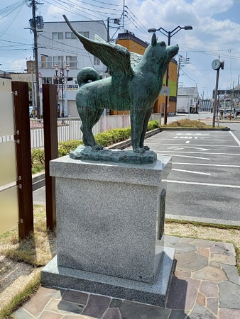羽犬の像