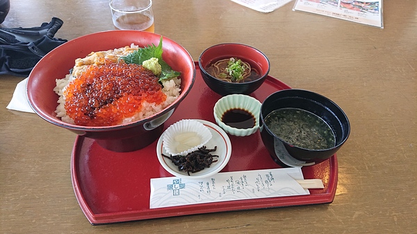 東尋坊でみんなで海鮮丼を満喫し