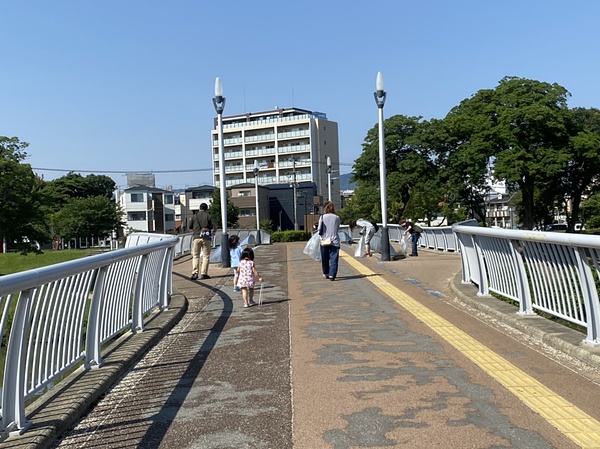 那珂川河川をゴミ拾い