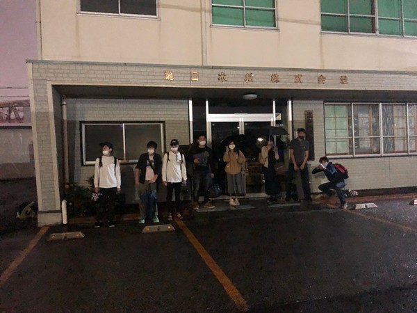 みんなで雨宿り