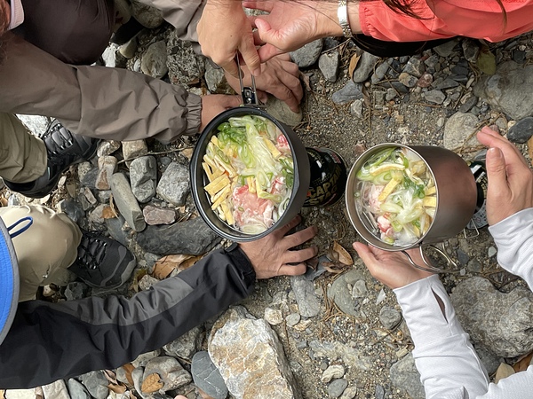 保津峡の途中で豚汁とカレー