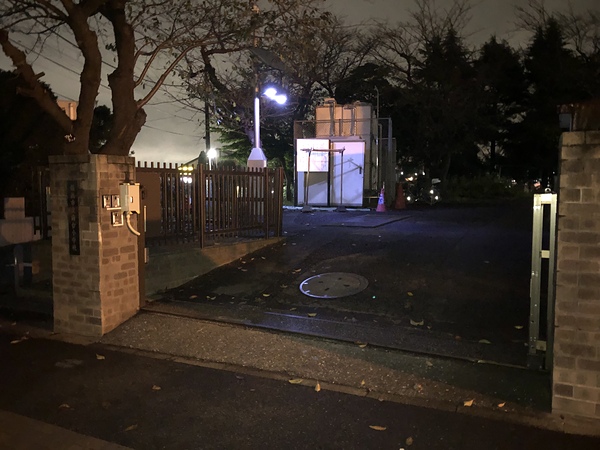 駐車場兼学校入口