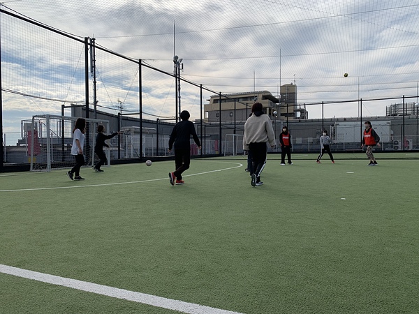 フットサル場で女子試合してます