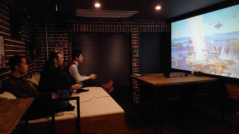 100インチモニターでゲーム会