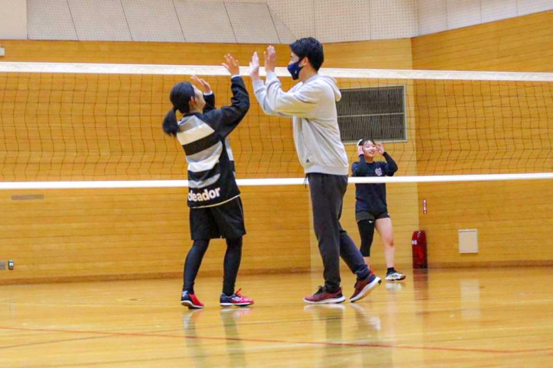 親子のハイタッチが微笑ましい