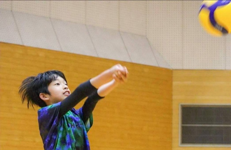 両手サーブは反則です(笑)