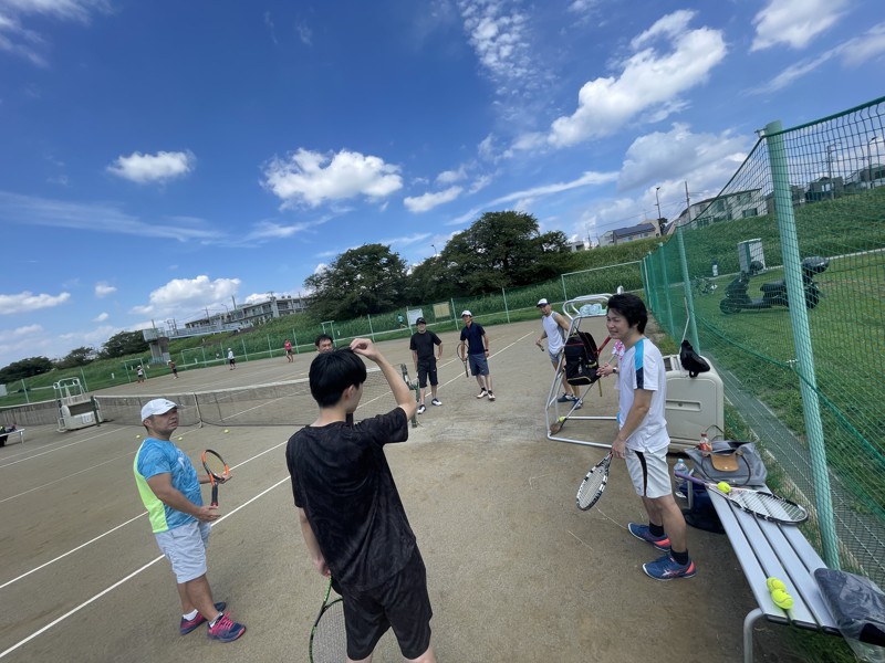 炎天下の中8人でやりました🎾