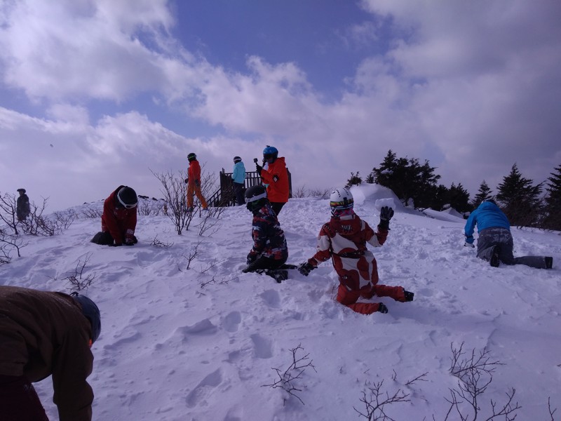 スキー場で雪遊び