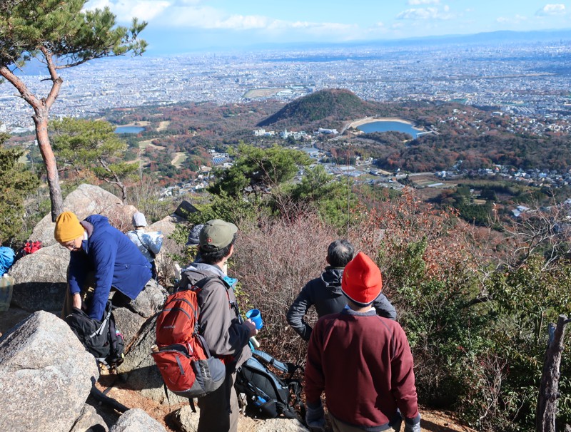 観音山から甲山を見下ろす。手前