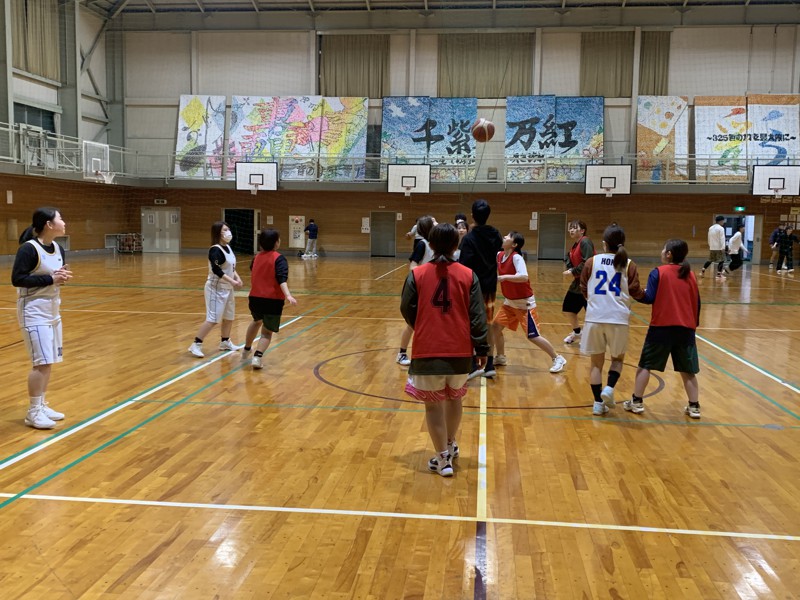 女バス部は他のチームと試合も