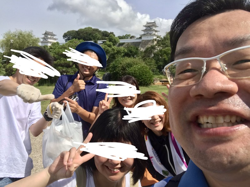 明石公園で仲間と一緒にゴミ拾い