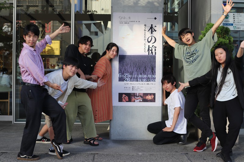 一本の槍(再演)ポスター前で