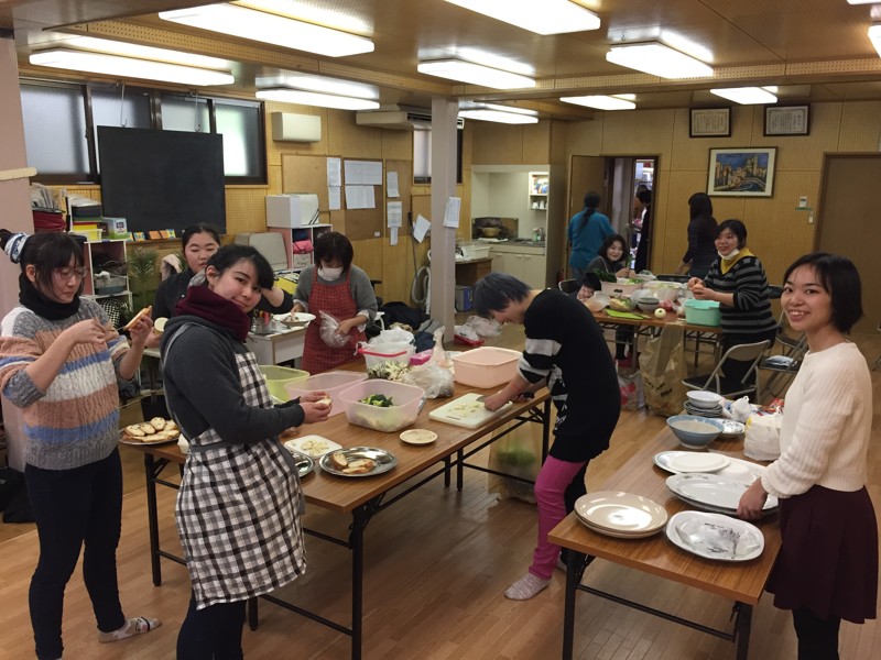 劇団新年会の準備をする女優陣