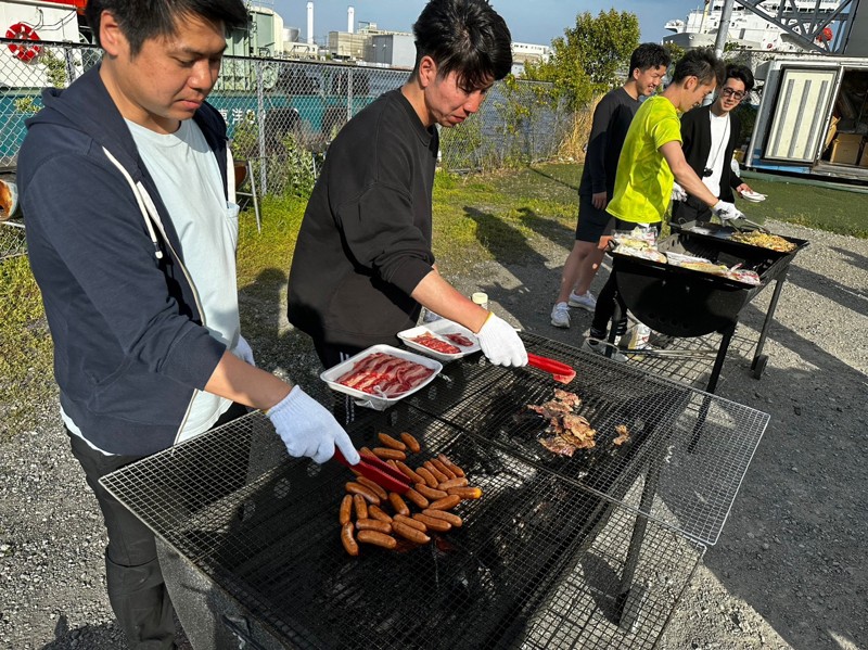 土日はフットサル後BBQ