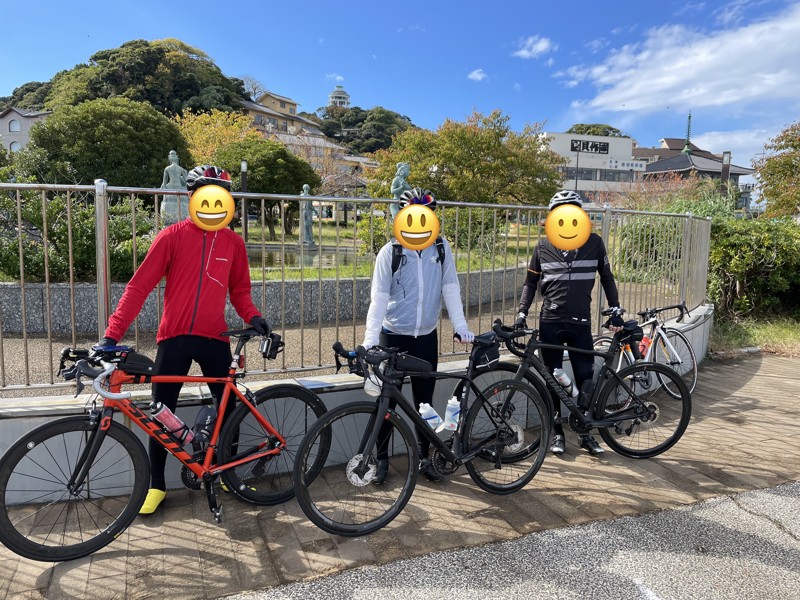 秋の江の島の塔をバックに