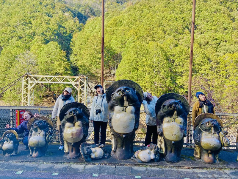 トロッコ保津峡駅で狸と同化