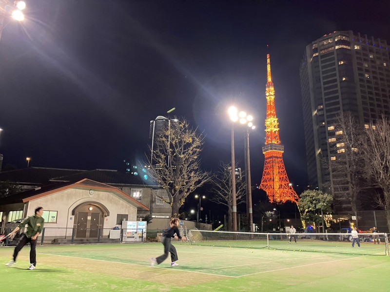 芝公園で東京タワー見てテニス