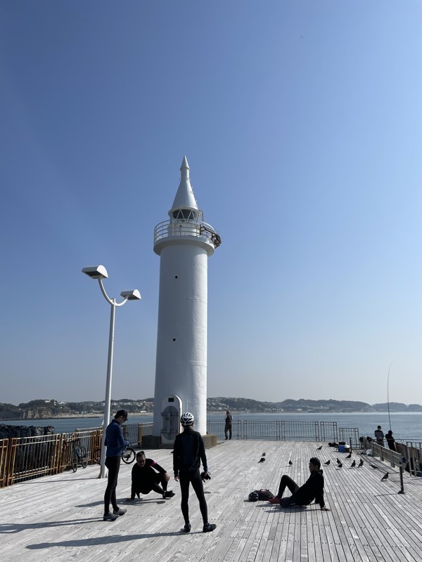 春の江の島灯台でくつろぐ