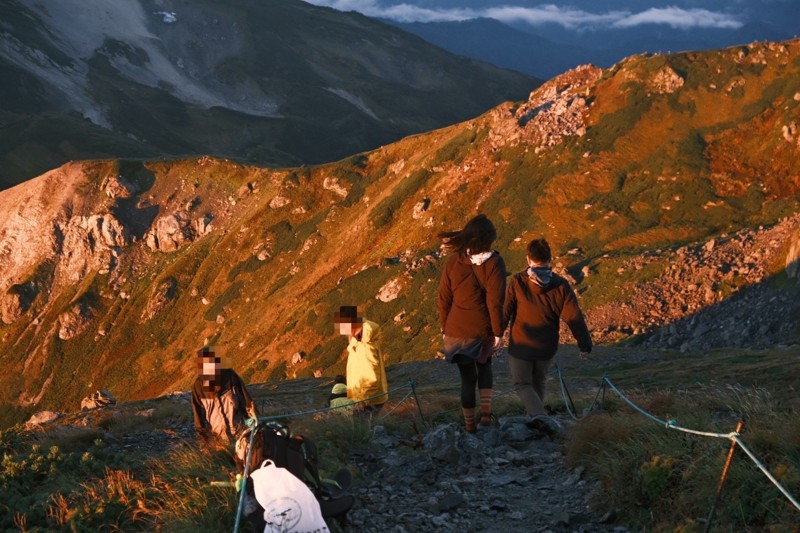 山小屋から朝日を見に山頂へ