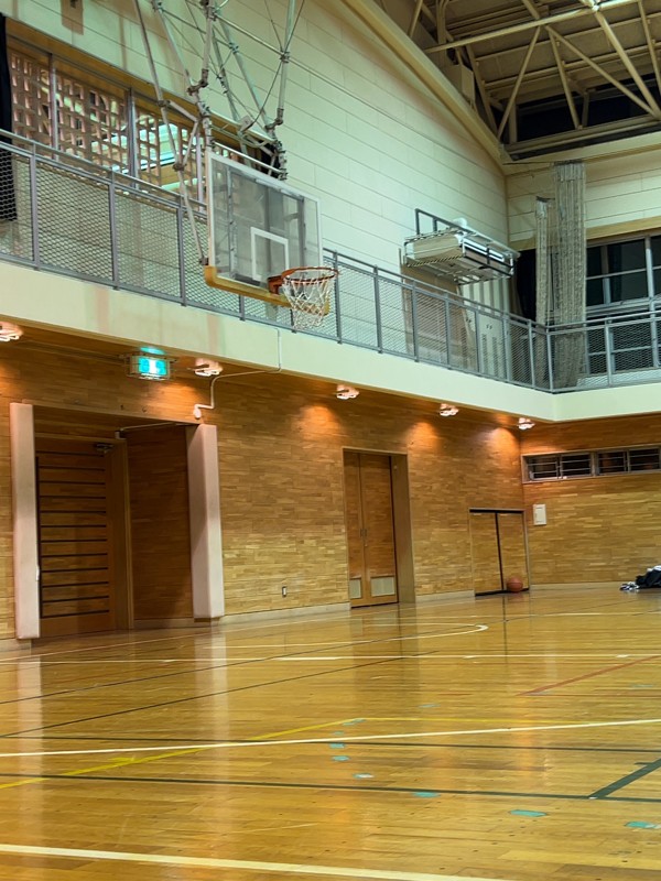 体育館は1面でサイド余裕あり