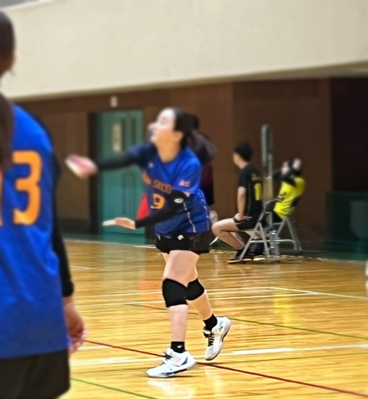 50代の女子のサーブ