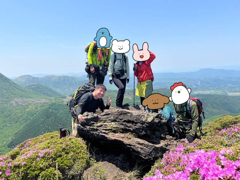 平治岳の先左に三俣山