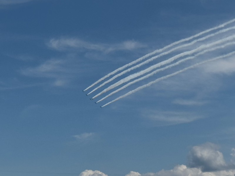 グランド上空にブルーインパルス