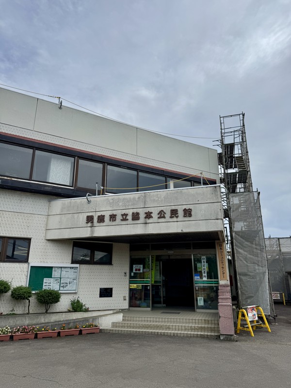 体育館入り口外観