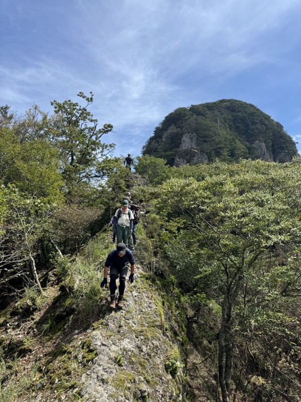 岩場を慎重に歩きます
