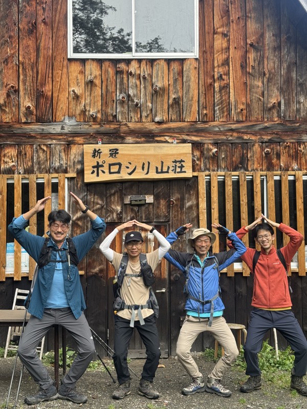 幌尻岳へ男性メンバーで集合写真