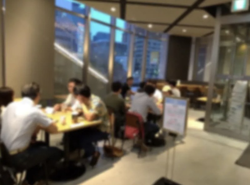名古屋のオープンなカフェで英会