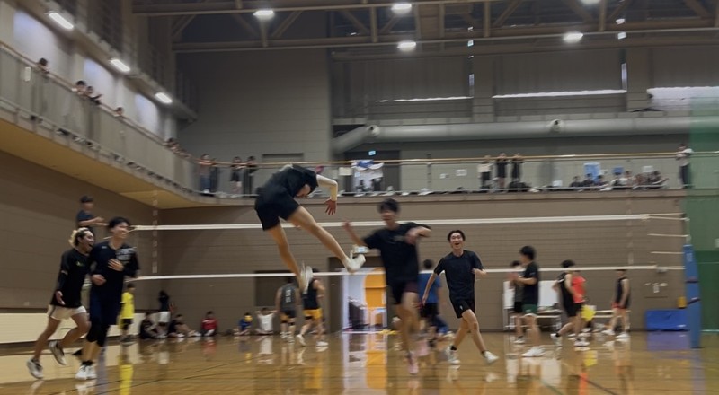 熱くバレーをしています!