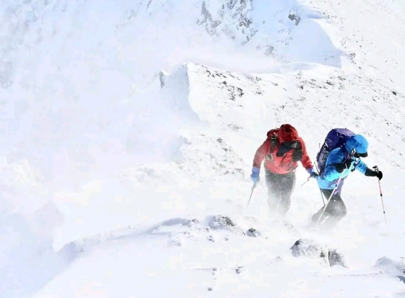 唐松岳への烈風吹き荒ぶ稜線