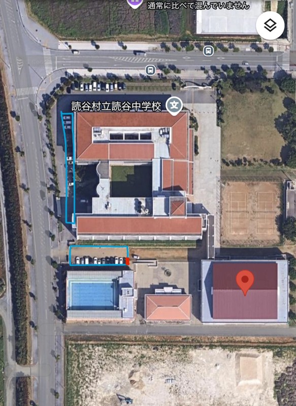 赤ピンが体育館 青の四角が🅿