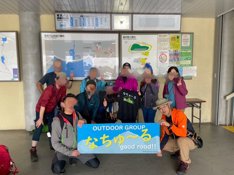 あいにくの雨、バス停でパシャ