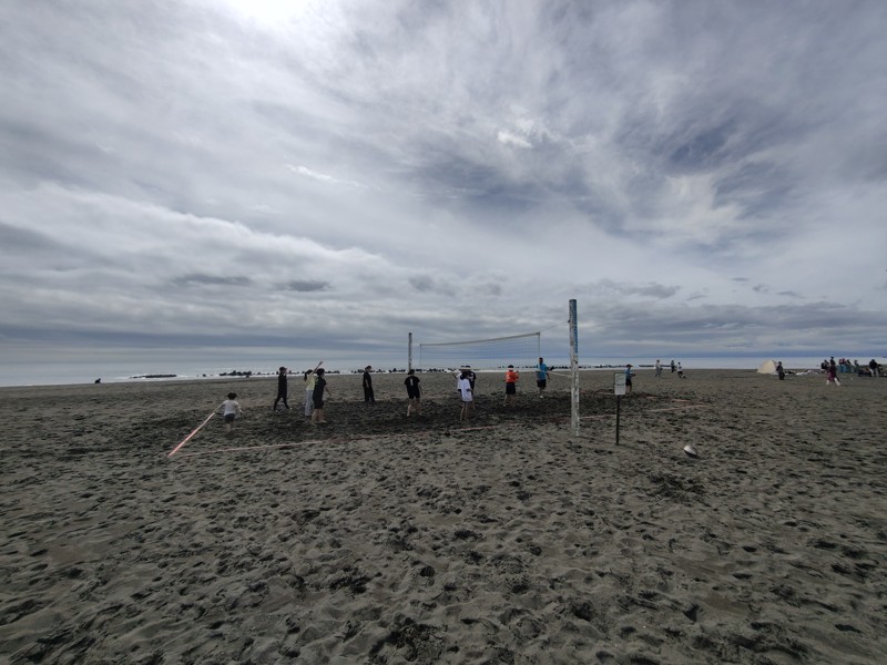 時にはビーチバレーもやります