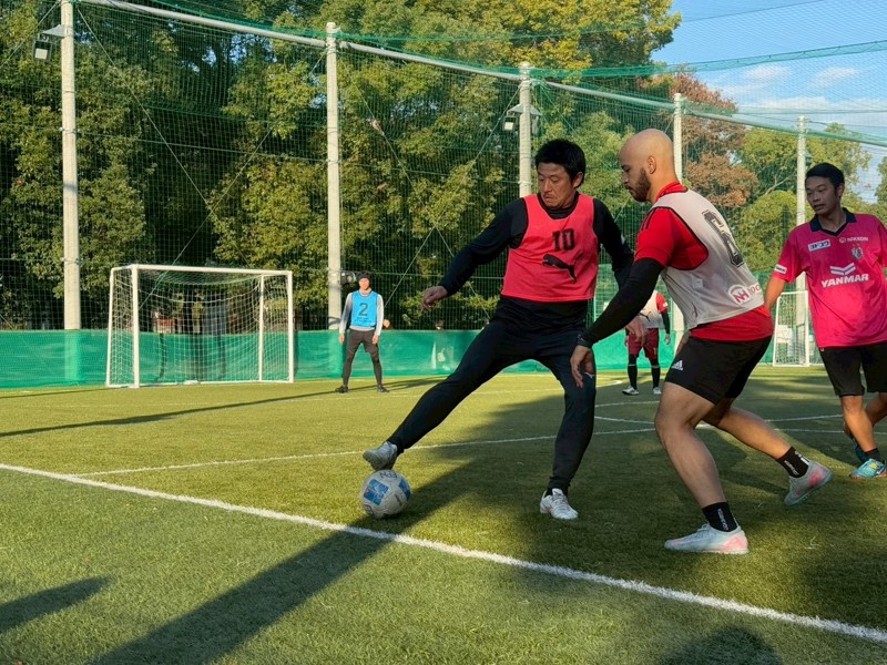 外国人とやり合う酒本憲幸さん