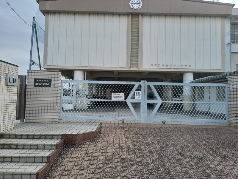 この正門から入って下さい。