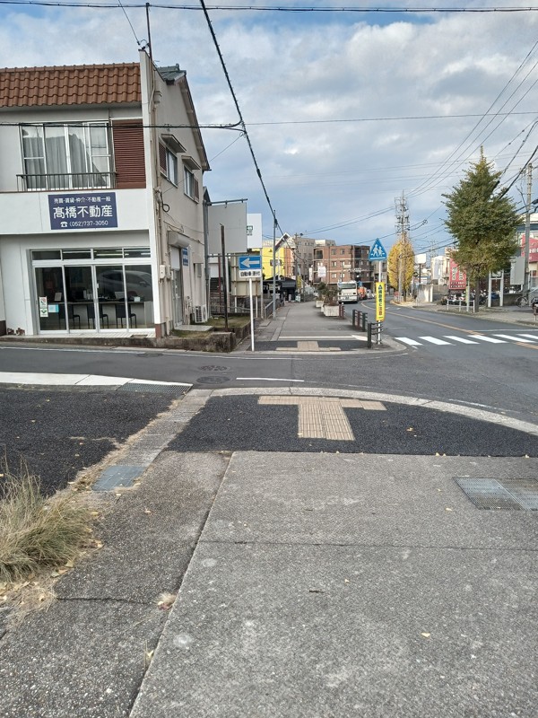 この道をまっすぐ行って下さい。