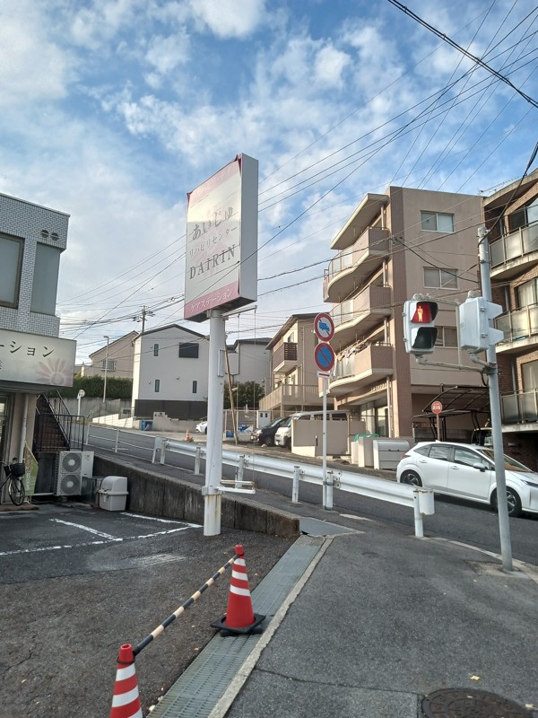 この角を左に曲がって下さい。