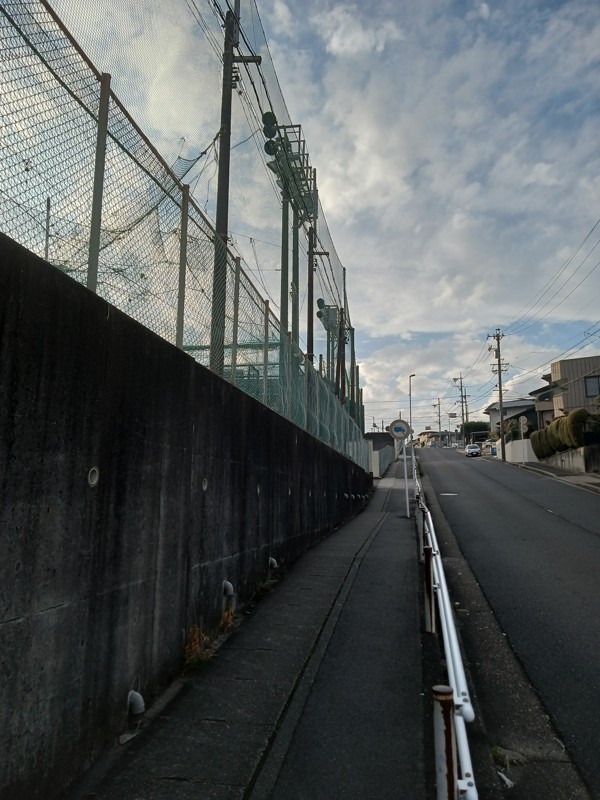 行く時この坂道登って下さい。